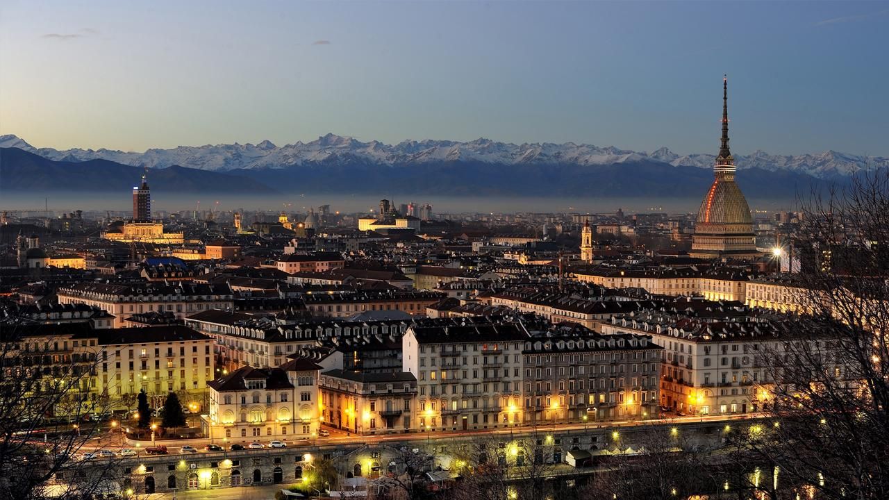 La Mole Antonelliana di Torino spicca sulla città vista dall'alto